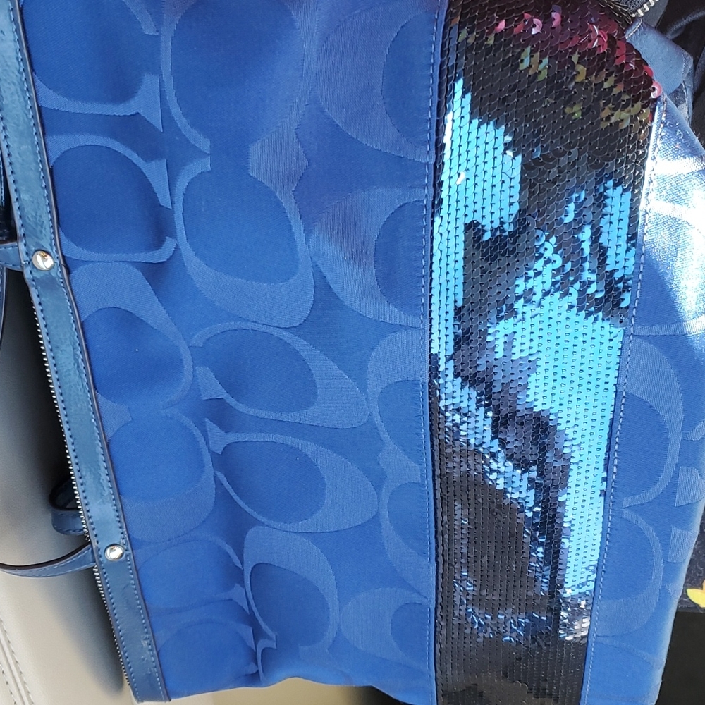 💙💙Coach Blueberry color Signature C Sequin Striped Band Handbag 💥💥💃🏽
